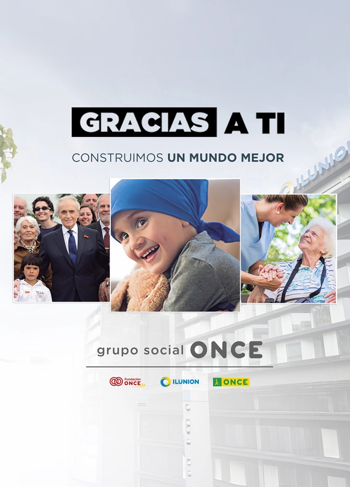 Cartel corporativo con el mensaje “GRACIAS A TI” y el texto “CONSTRUIMOS UN MUNDO MEJOR” sobre el fondo difuminado de un edificio de ILUNION Hotels. En el centro aparecen tres fotografías: una imagen grupal con varias personas de distintas edades, una imagen de una niña con un pañuelo azul en la cabeza y una imagen de una profesional atendiendo a una persona mayor. En la parte inferior figura el nombre “grupo social ONCE” junto a los logotipos de Fundación ONCE, ILUNION y ONCE.
