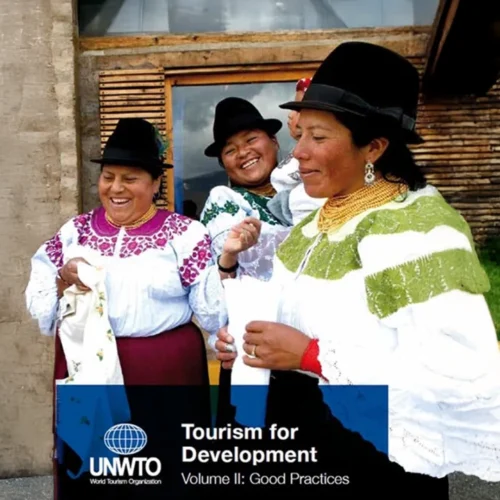 Tres mujeres con ropa tradicional sonríen mientras participan en una actividad cultural al aire libre, mostrando alegría y diversidad comunitaria.