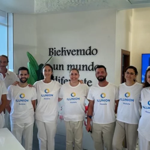 Compañeros de ILUNION Hotels realizan una recogida de residuos en Cala Galdana