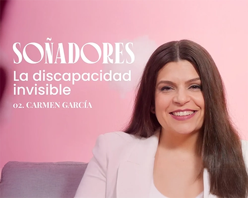 La imagen presenta a una mujer de cabello largo y oscuro, sonriendo ampliamente. Lleva puesto un blazer blanco. De fondo, hay un tono rosa suave que transmite calidez.