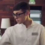 Un hombre con gafas y camisa blanca