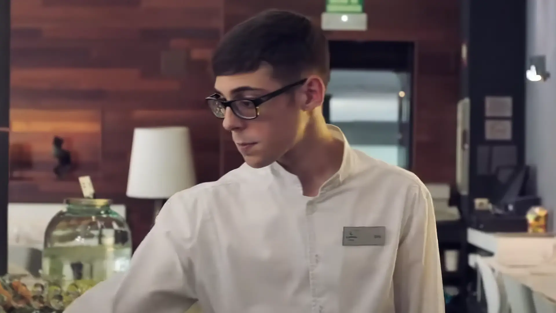 Un hombre con gafas y camisa blanca