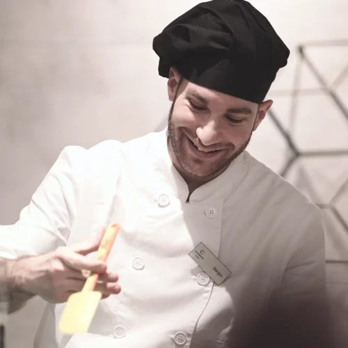 Cocinero sonriendo de ilunion hotels