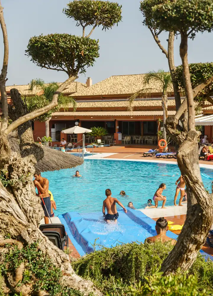 Niños jugando en la piscina de ilunion sancti petri