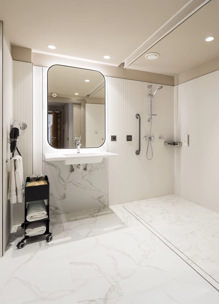 Baño accesible para personas con movilidad reducida, un diseño sin barreras arquitectónicas.
