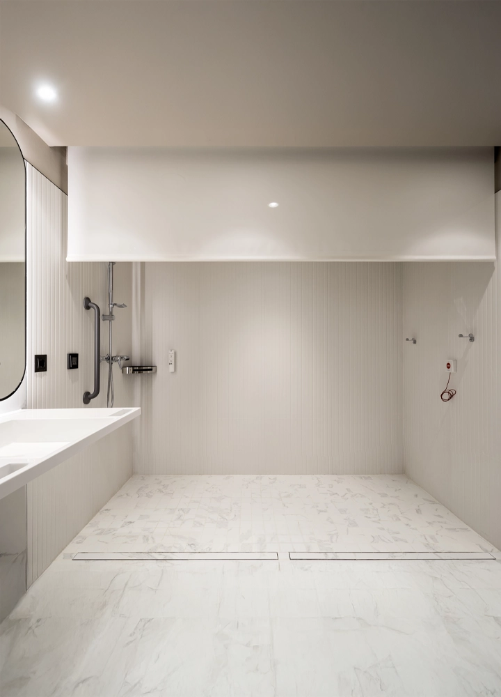 Baño accesible para personas con movilidad reducida, un diseño sin barreras arquitectónicas.