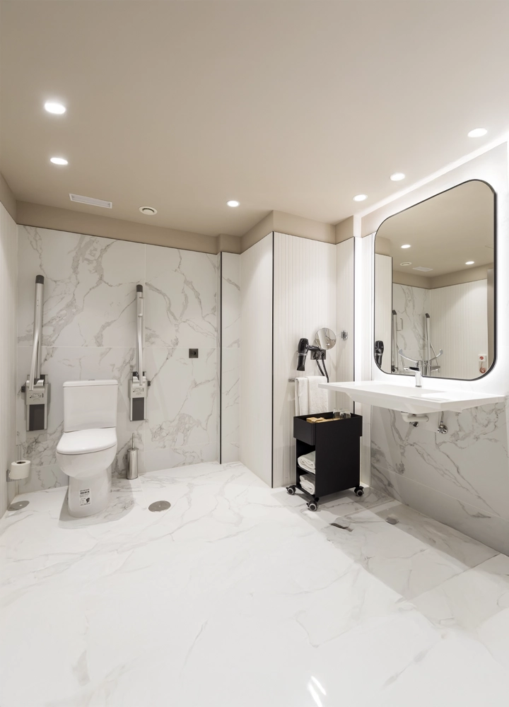 Baño accesible para personas con movilidad reducida, un diseño sin barreras arquitectónicas.