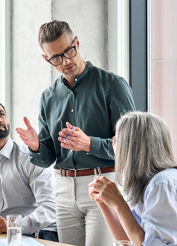Primer plano de un experto en liderazgo hablando en público.