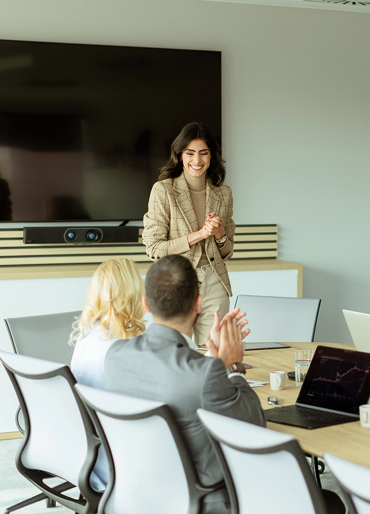 Experta en liderazgo ofrece una sesión magistral a un equipo de trabajo.