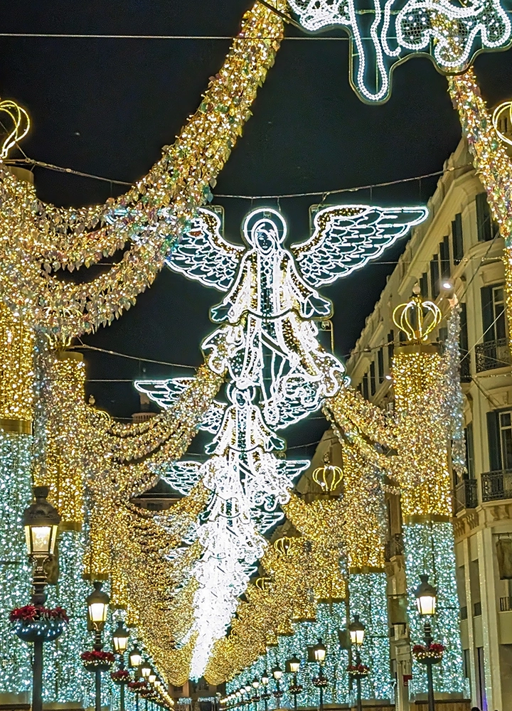 Luces de navidad en esta ciudad con forma de ángel. la luz ilumina la calle Larios de Málaga con estos magestuosos adornos navideños.