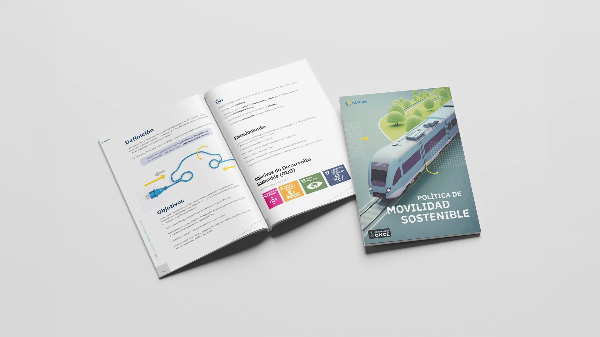 Imagen de dos folletos de ILUNION Hotels, uno abierto mostrando contenido sobre definición, objetivos y procedimientos, y otro cerrado con la imagen de un tren y el título Política de Movilidad Sostenible