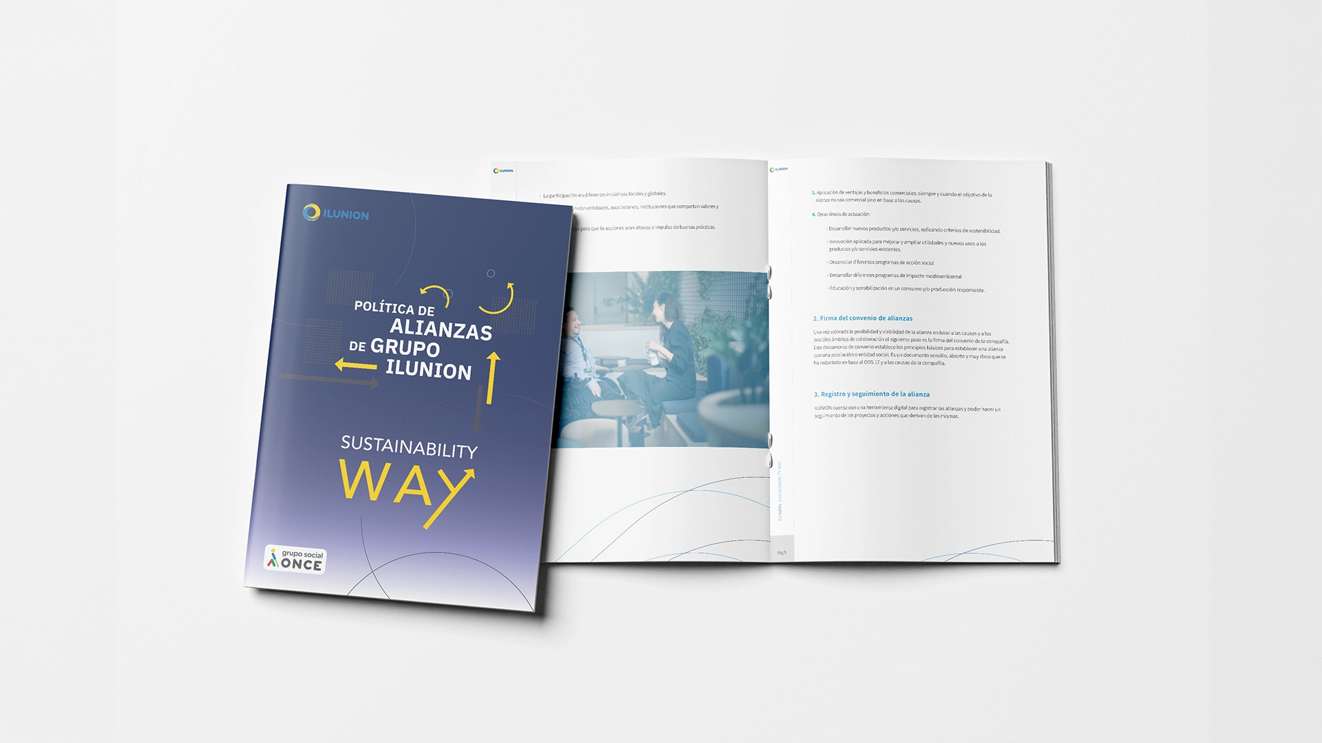 Imagen de dos folletos de ILUNION, uno abierto mostrando texto y otro cerrado con el título "Política de Alianzas de Grupo ILUNION" y el lema "Sustainability Way"
