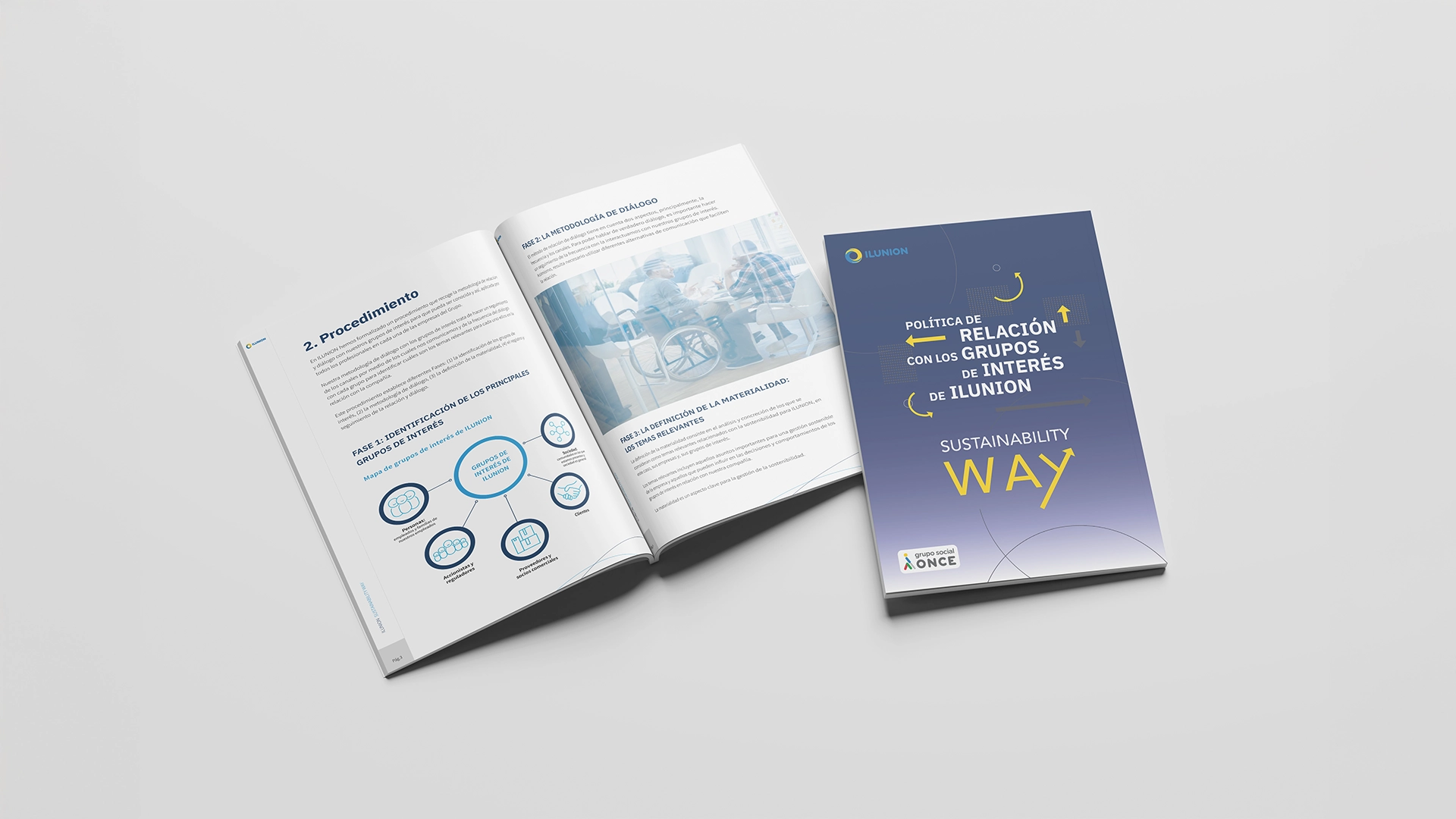 Imagen de dos folletos de ILUNION, uno abierto mostrando contenido sobre procedimientos y otro cerrado con el título "Política de Relación con los Grupos de Interés de ILUNION" y el lema "Sustainability Way".