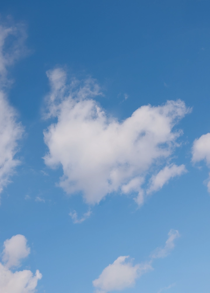 Fotografía de un cielo despejado con nubes blancas, destacando una nube con forma de corazón.