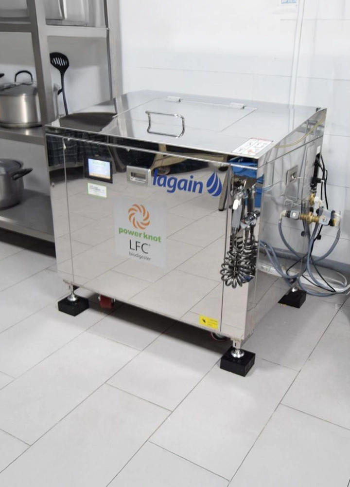 Máquina de compostaje industrial de acero inoxidable con el logotipo 