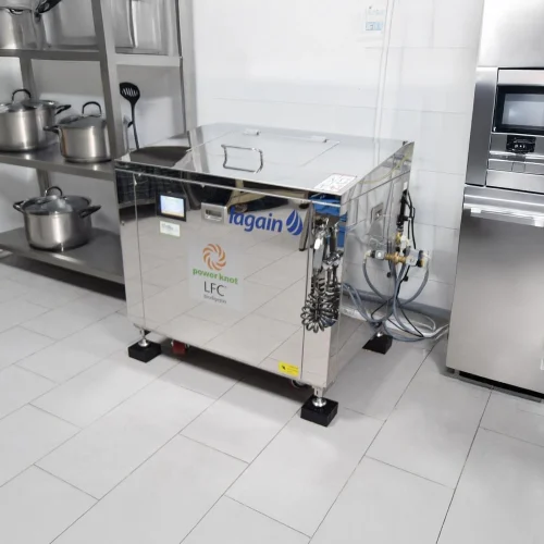 Máquina de compostaje industrial de acero inoxidable con el logotipo 