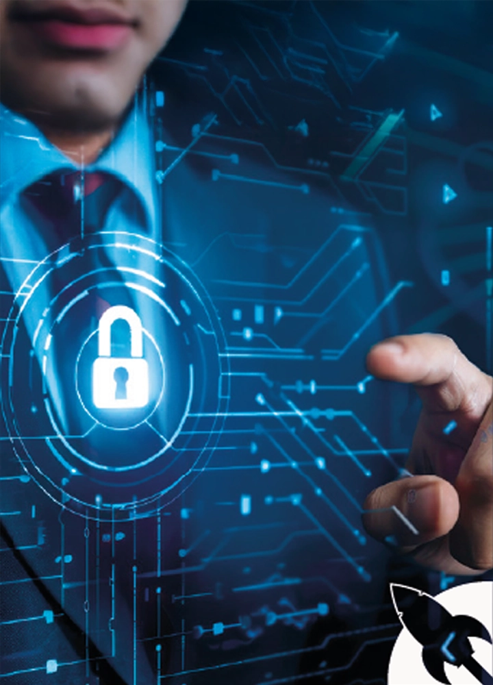 Representación de ciberseguridad con un candado iluminado en el centro, rodeado de circuitos digitales y gráficos tecnológicos en tonos azules. Una mano señala hacia el símbolo de seguridad, transmitiendo protección de datos.