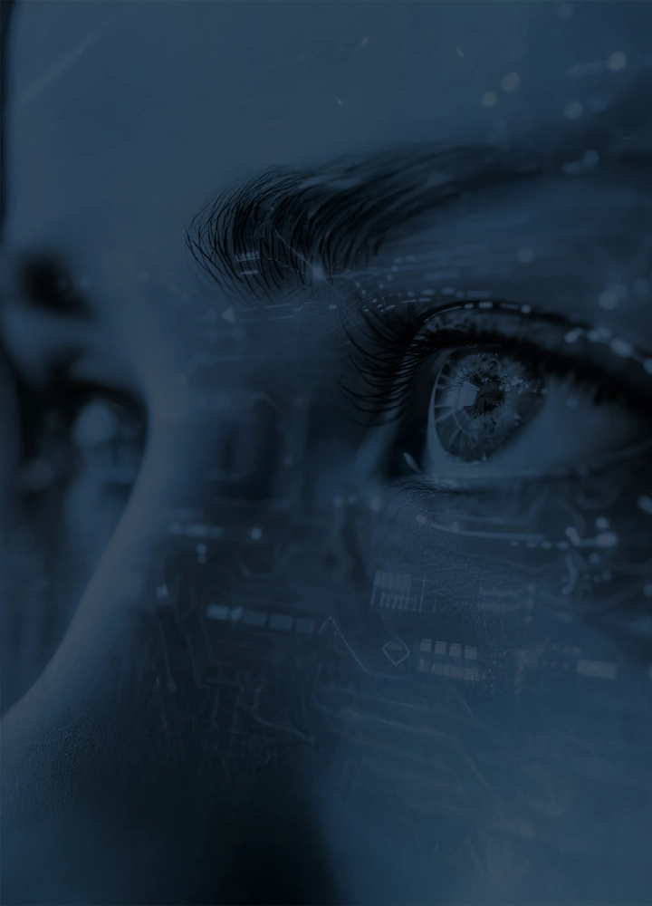 Primer plano de un ojo humano con reflejos tecnológicos en la pupila, simbolizando visión futurista e inteligencia artificial. La imagen está en tonos azulados, creando un ambiente digital y moderno.