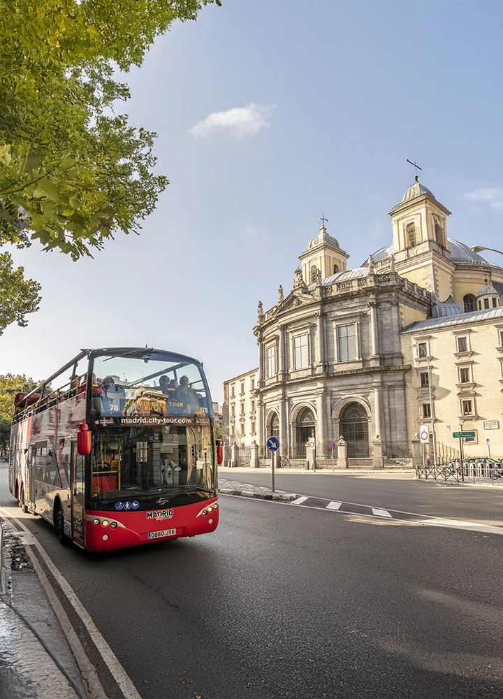 Autobús de dos pisos con la leyenda 
