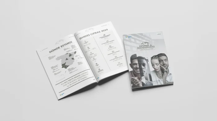 revista o folleto abierto, con una página titulada 