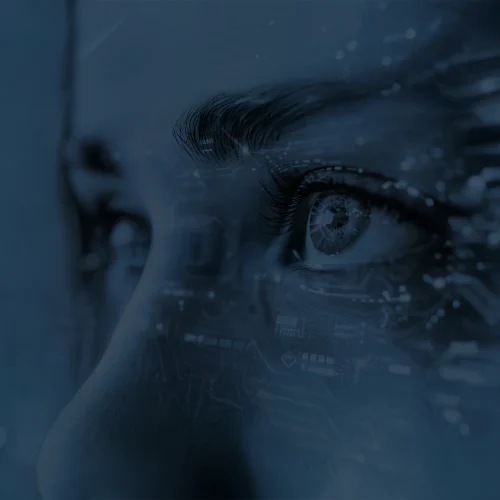 Close-up of a human eye with technological reflections in the pupil, symbolizing futuristic vision and artificial intelligence. The image features bluish tones, creating a digital and modern atmosphere.