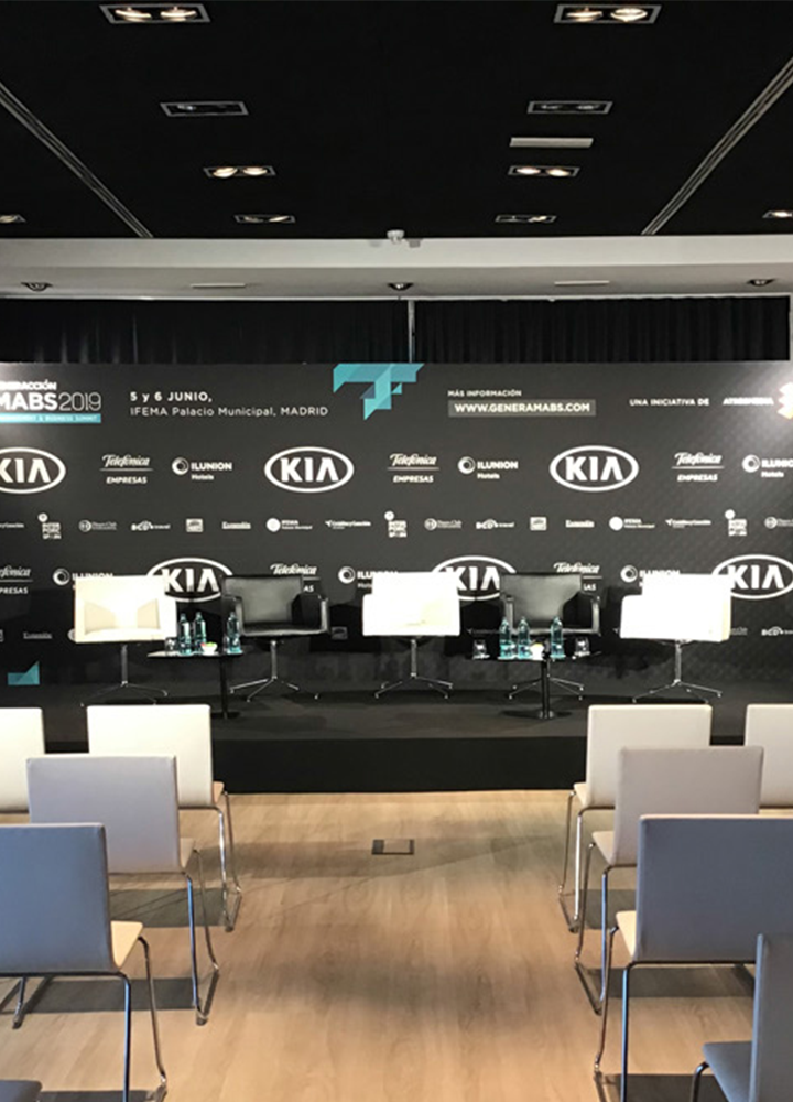 Escenario preparado para un evento o conferencia