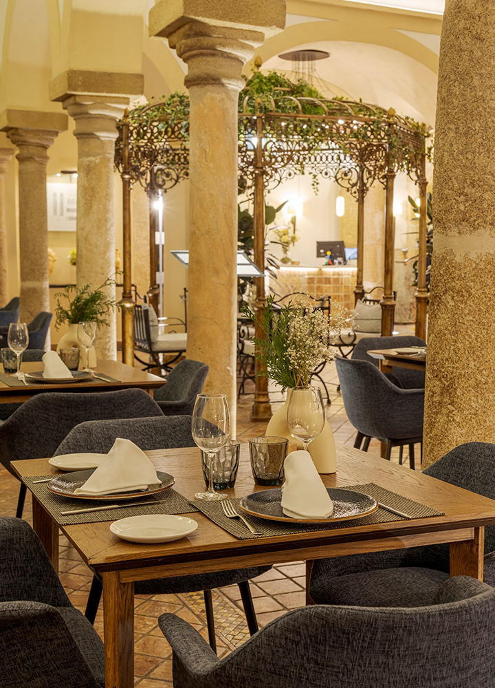 Patio interior con mesas elegantes de restaurante.