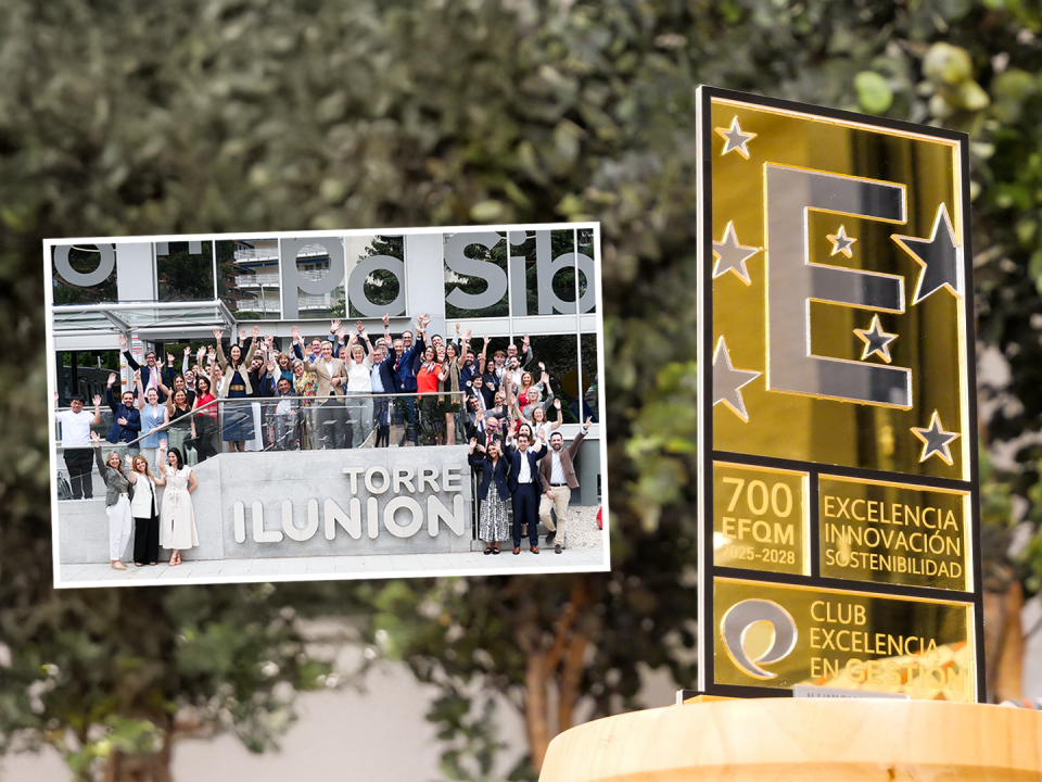 Collage con dos fotos: la imagen de fondo muestra el trofeo EFQM 700 de 2025–2028, símbolo de excelencia, innovación y sostenibilidad. Sobre esta, una fotografía de varias personas sonrientes que celebran frente al edificio llamado“TORRE ILUNION”.