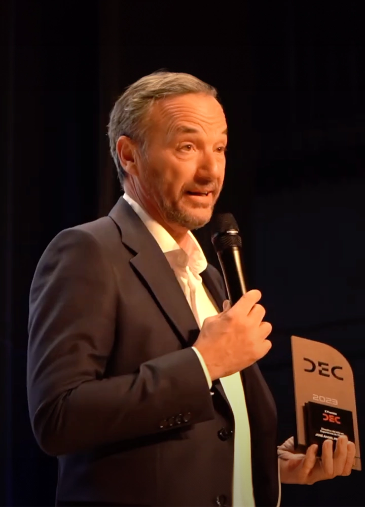 José Ángel Preciados, CEO of ILUNION Hotels holding the DEC 2023 award.