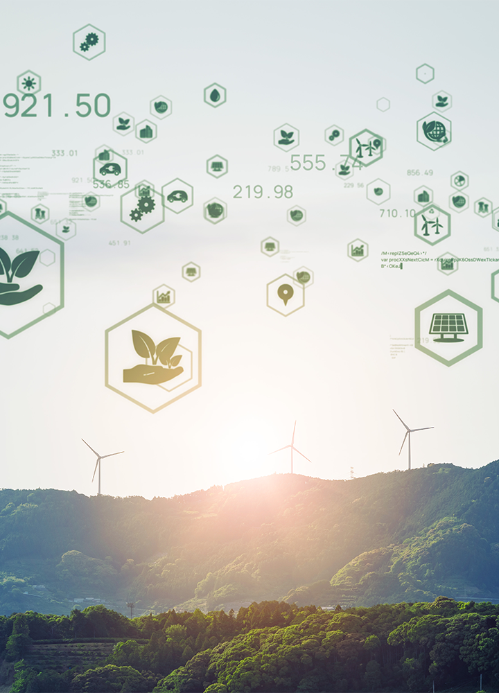 La imagen muestra colinas verdes con molinos de viento, y sobre ellas flotan iconos hexagonales verdes que representan sostenibilidad (como plantas, reciclaje y energía solar)