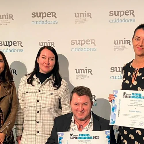 The director of ILUNION Alcalá Norte, Mónica Parra, accepted the second runner-up award at the Supercuidadores Awards. In the image, four people are seen collecting the award certificate.