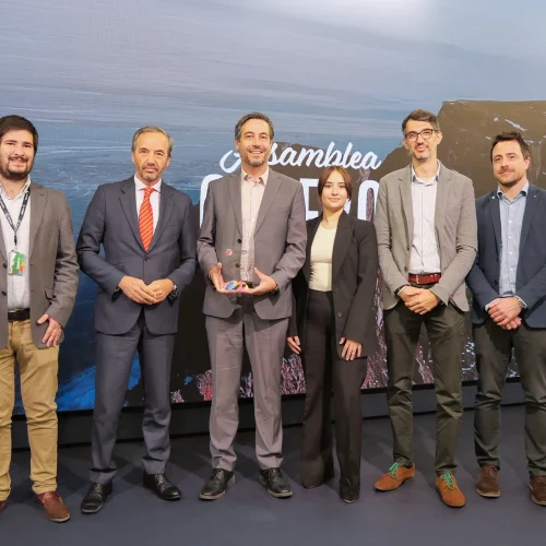 The Innovation team presents the TIS 2024 award alongside José Ángel Preciados. They are on stage at the Auditorium during the weekly Assembly.