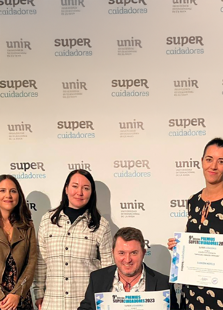 La directora de ILUNION Alcalá Norte, Mónica Parra, recogió el segundo accésit de los Premios Supercuidadores En la imagen, cuatro personas recogen el diploma del premio.