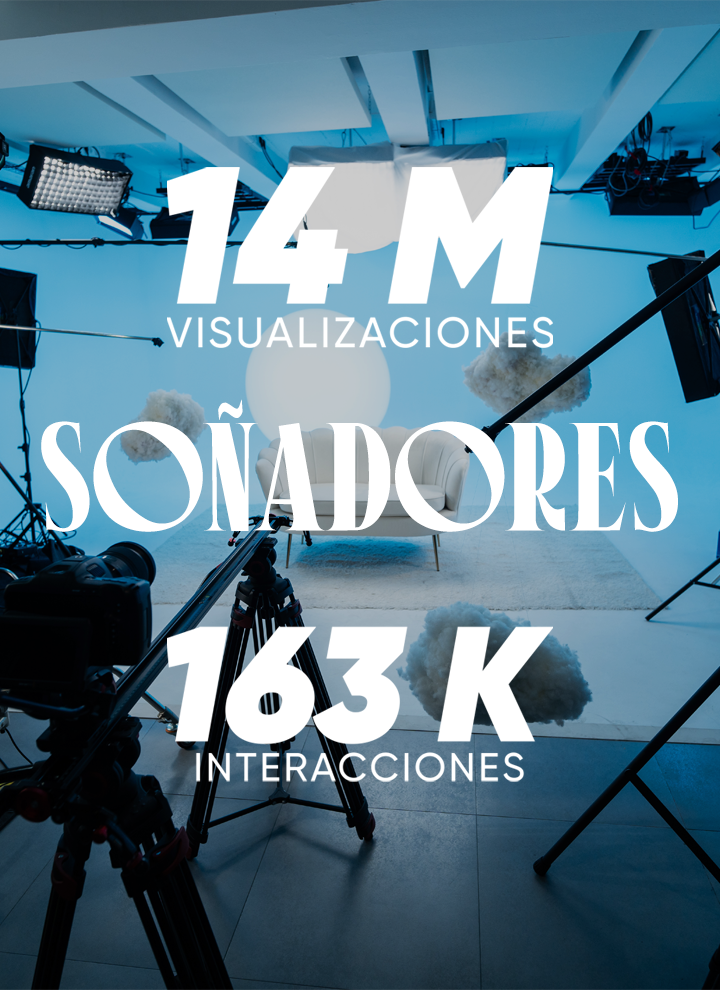 Estudio de fotografía/vídeo azul y blanco con la palabra 'SOÑADORES' en grande y estadísticas: '14 M VISUALIZACIONES' y '163 K INTERACCIONES'.