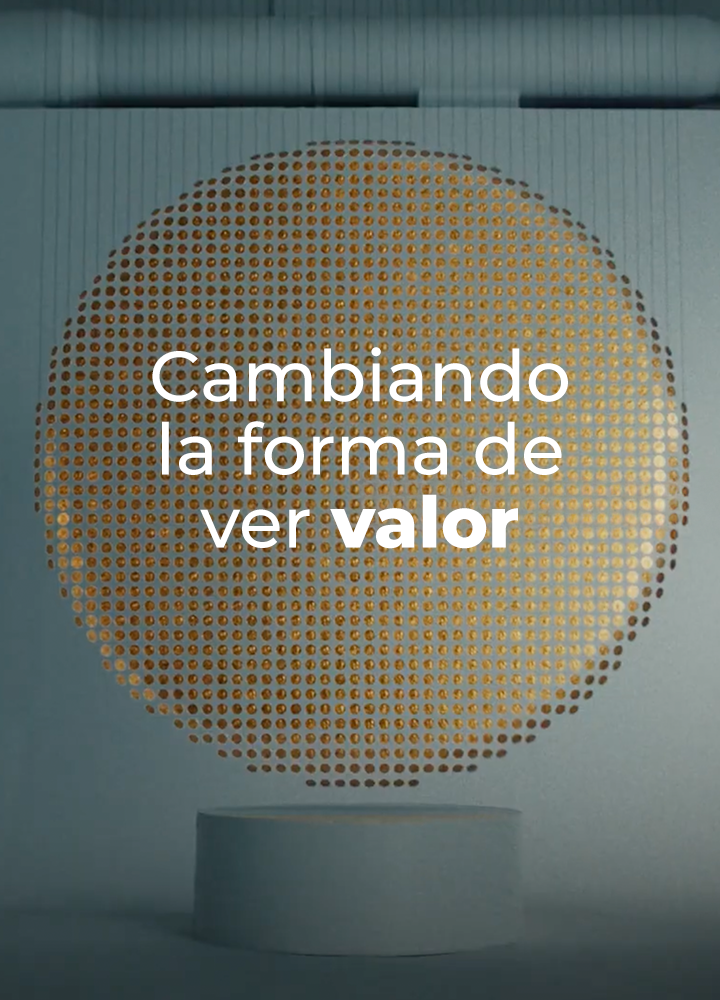 Estructura circular de monedas suspendidas sobre fondo azul claro. Texto: “Cambiando la forma de ver valor”, con “valor” destacado en blanco.