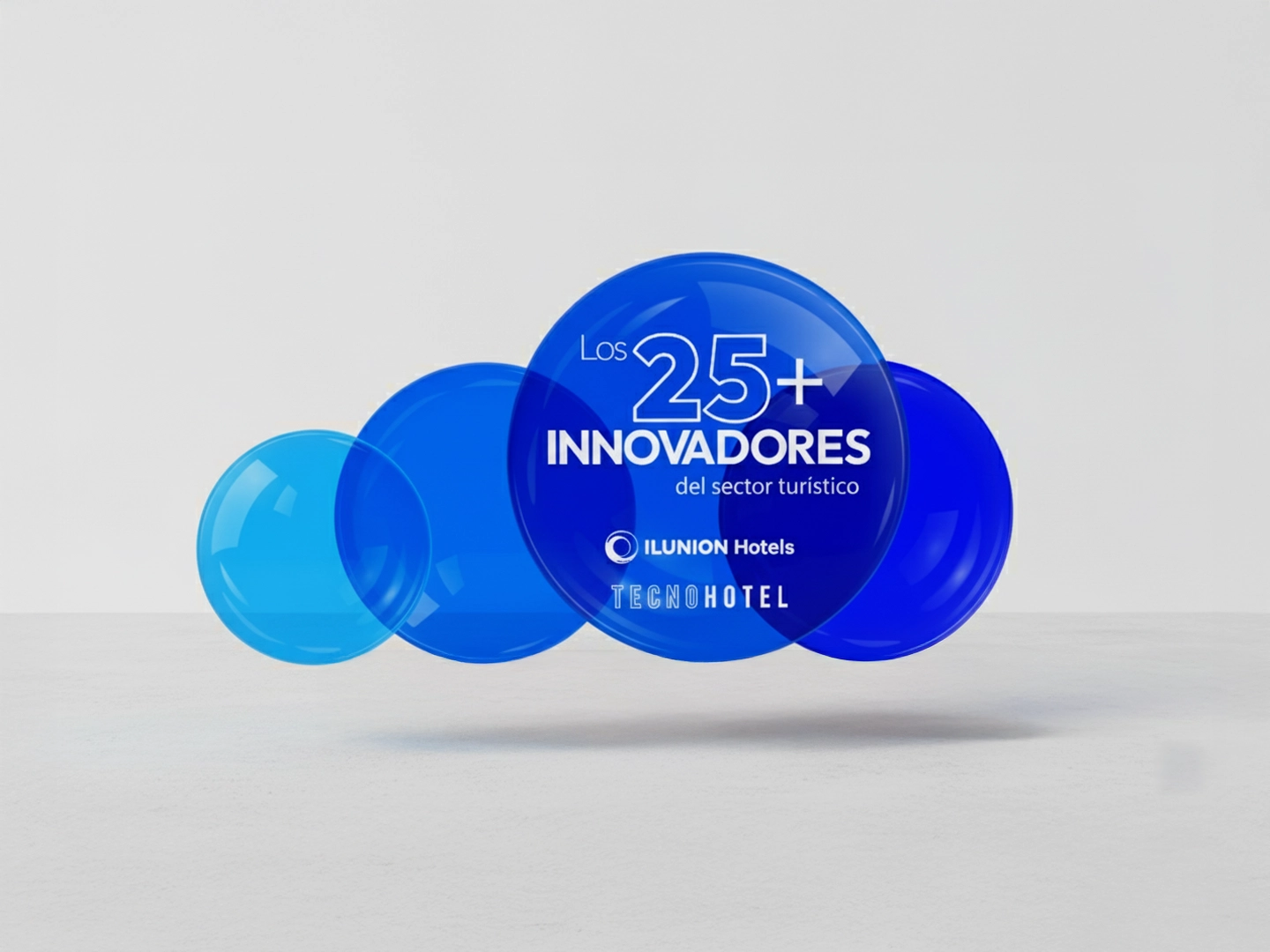Burbuja azul con texto “Los 25+ INNOVADORES del sector turístico” y logos de ILUNION Hotels y TECHHOTEL; diseño moderno con círculos superpuestos.