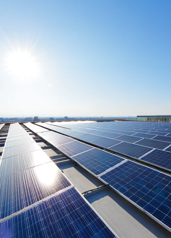 Paneles solares alineados en el techo bajo cielo despejado, captando luz solar para generar energía renovable de forma sostenible.