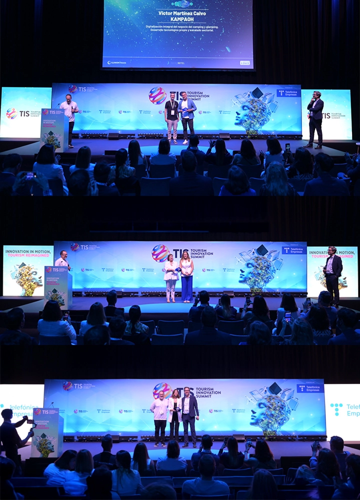 Imagen superior: Grupo de personas en el escenario del Tourism Innovation Summit, posando frente a un fondo azul con el logo del evento y público en primer plano. Imagen del medio: Dos hombres y una mujer en el escenario del Tourism Innovation Summit; la mujer sostiene un premio frente a una pantalla con el nombre Sabina y Gloria Fluxà de Iberostar. Imagen inferior: Dos hombres y una mujer de pie en el escenario del Tourism Innovation Summit; la mujer sostiene un premio frente a una pantalla con el nombre Sabina y Gloria Fluxà de Iberostar.