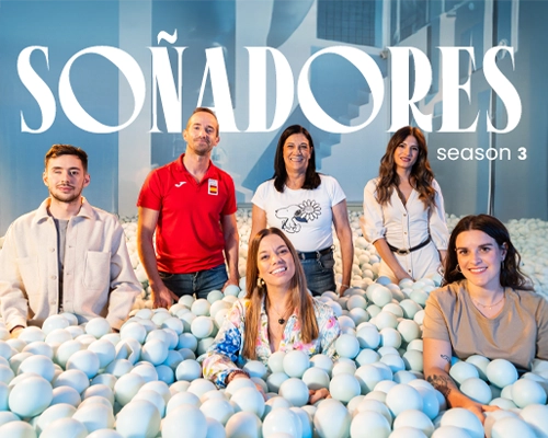 Seis personas sentadas en una piscina de bolas azules con fondo moderno y el texto 'SOÑADORES season 3' detrás.
