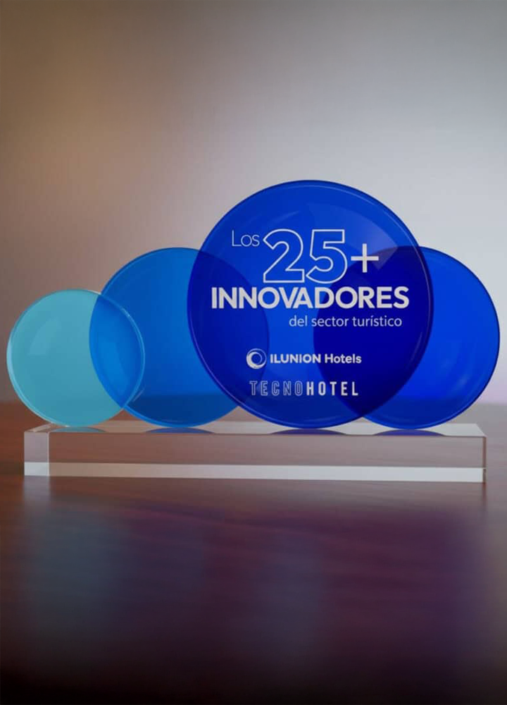 Imagen del premio “Los 25+ INNOVADORES del sector turístico”, junto a los logotipos de ILUNION Hotels y TECNOHOTEL sobre fondo claro.