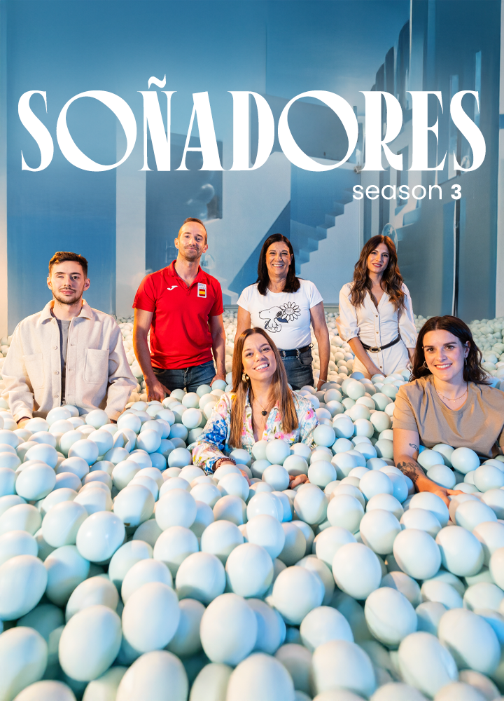 Seis personas posan en una piscina de bolas celestes bajo el título “SOÑADORES season 3”; fondo moderno con escaleras y tonos azules.