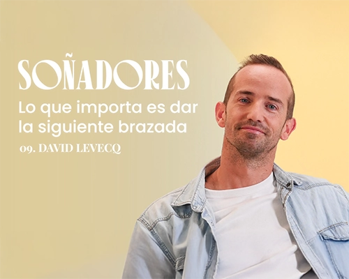 Hombre sentado con chaqueta vaquera clara y camiseta blanca, sobre fondo cálido. Texto al lado: “SOÑADORES, Lo que importa es dar la siguiente brazada, 09. David Levecq