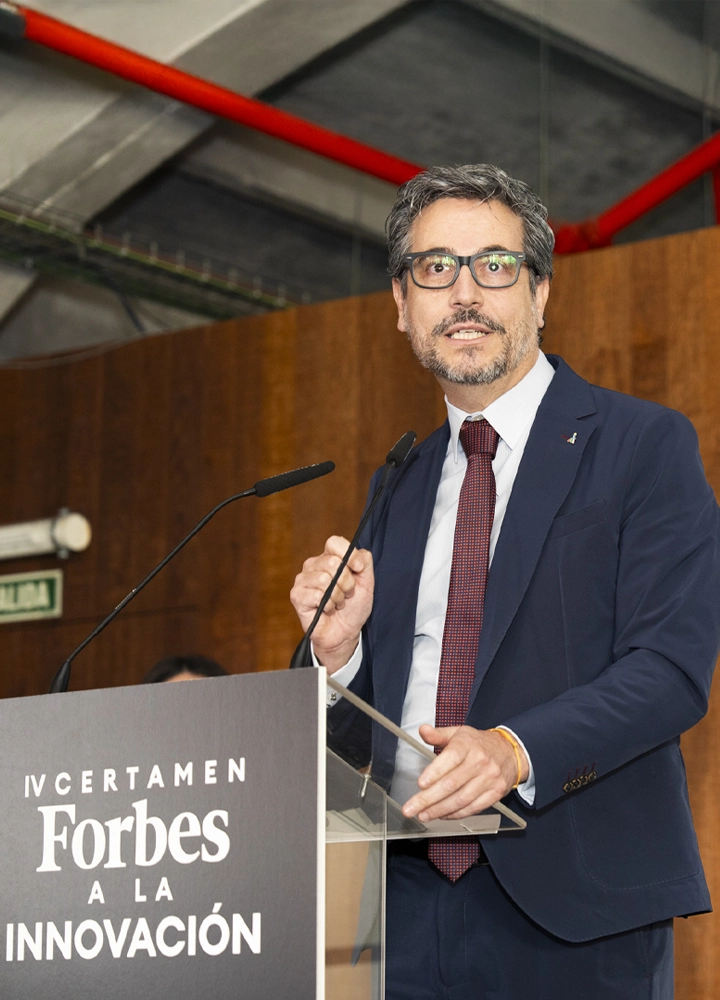 Hombre en podio con letras que ponen: 