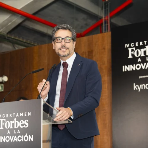 Hombre en podio con letras que ponen: 