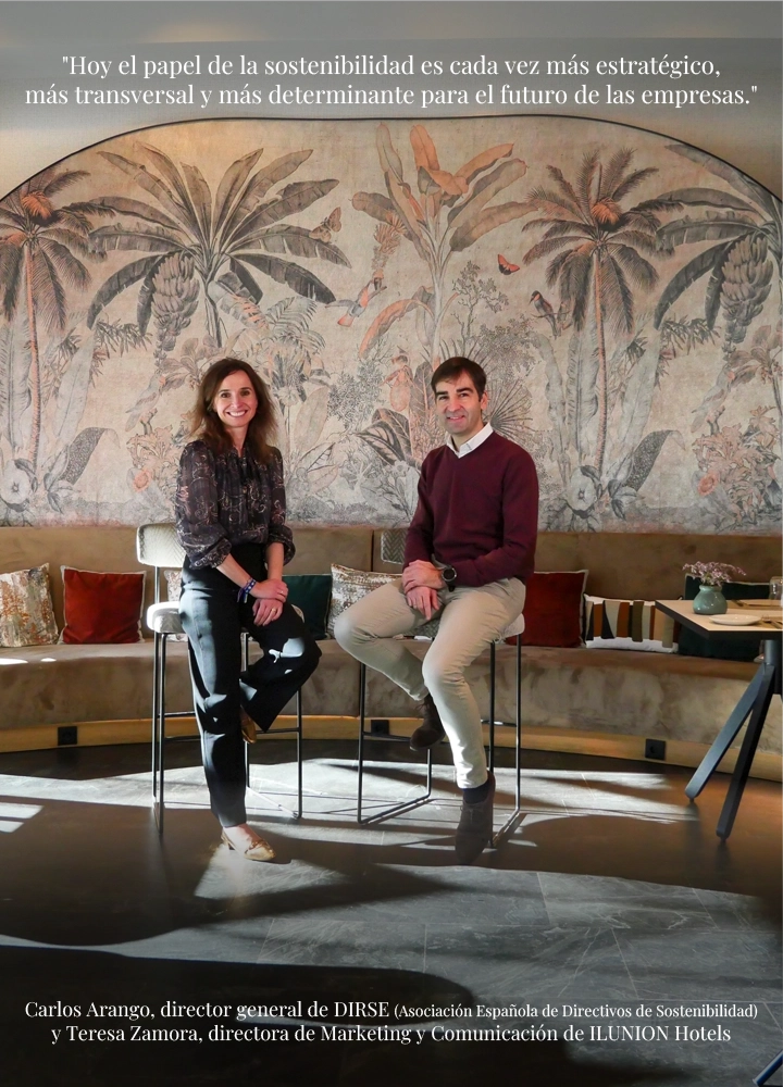 Un hombre y una mujer sentados en taburetes frente a un mural vegetal, junto al texto “Hoy el papel de la sostenibilidad es cada vez más estratégico, más transversal y más determinante para el futuro de las empresas”