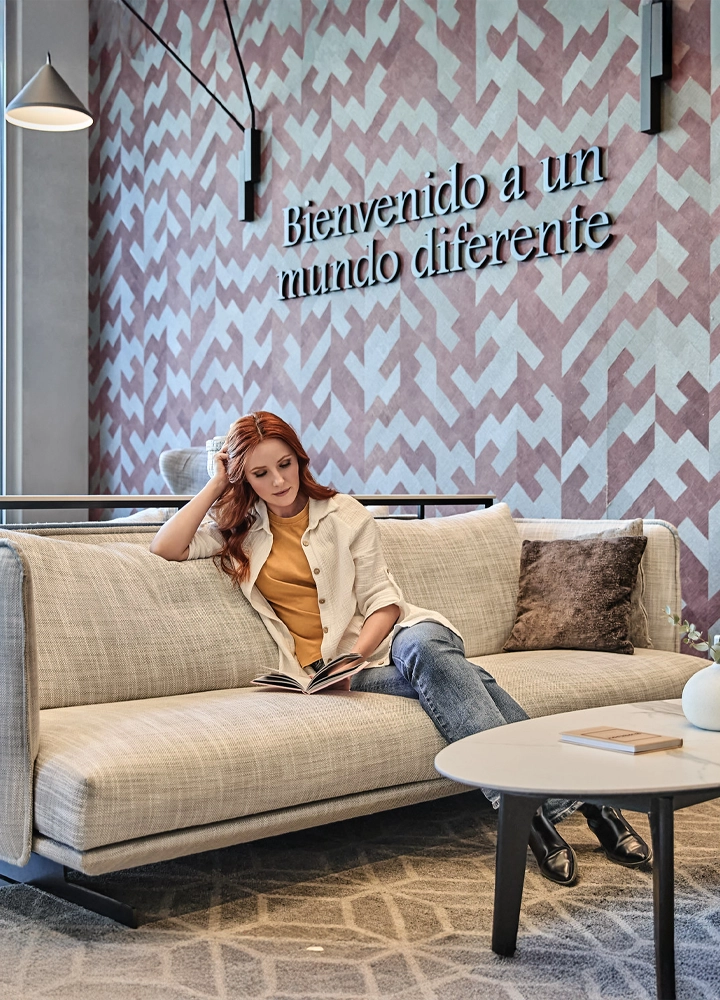 Espacio acogedor y moderno con mensaje inspirador, que invita a la lectura, la calma y la diferencia.