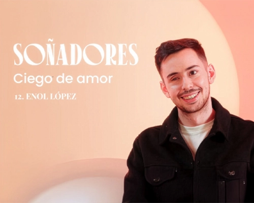 Retrato de Enol López, un hombre joven sonriente con chaqueta oscura, junto al texto 
