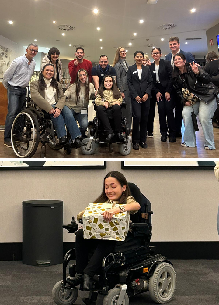 Dos escenas en interior. Arriba, un grupo de personas posa en una sala amplia y luminosa; algunas están de pie y otras sentadas en sillas de ruedas, en un ambiente social y cercano. Abajo, una persona sentada en una silla de ruedas eléctrica sostiene un regalo envuelto, en una sala tranquila con mobiliario sencillo.