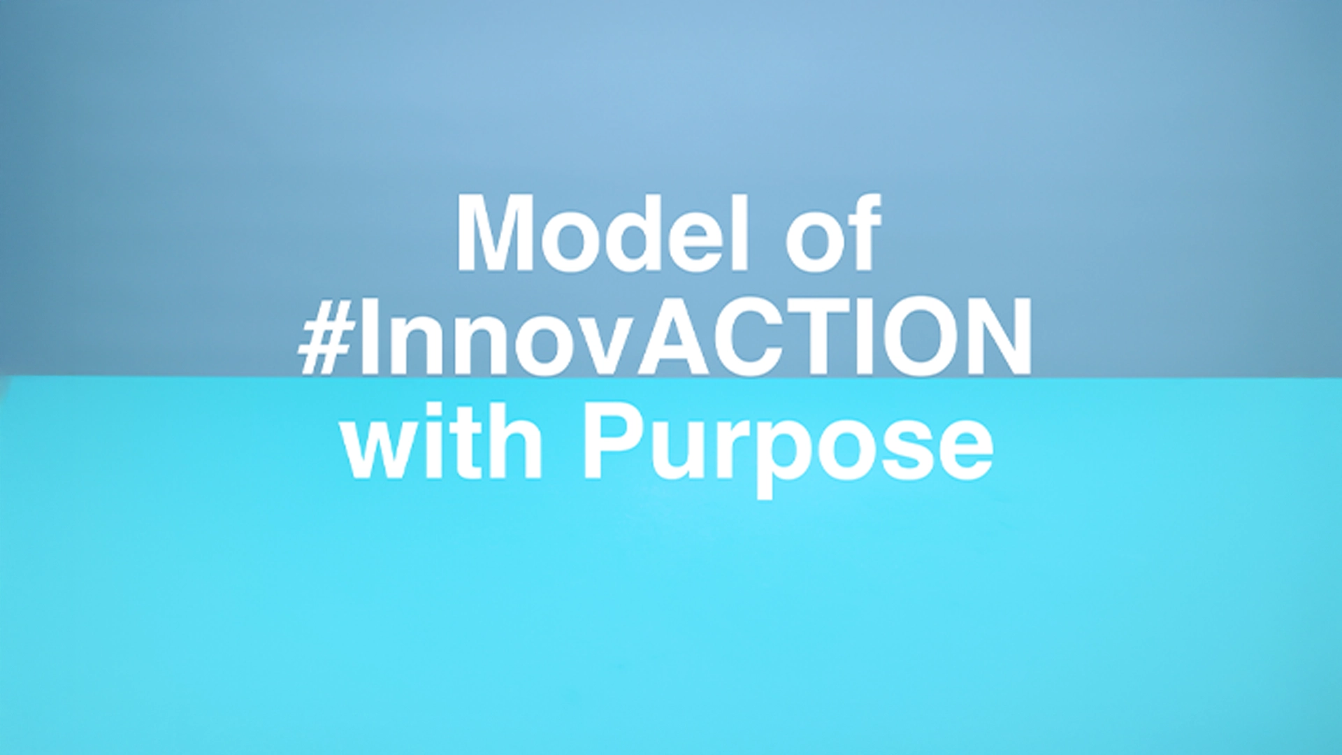 Texto en letras blancas sobre un fondo dividido horizontalmente en dos tonos de azul (oscuro arriba y claro abajo) que dice: 'Modelo de #InnovACCIÓN con Propósito'.