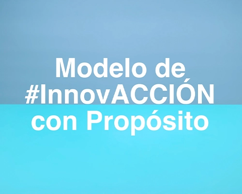 Texto en letras blancas sobre un fondo dividido horizontalmente en dos tonos de azul (oscuro arriba y claro abajo) que dice: 'Modelo de #InnovACCIÓN con Propósito'.